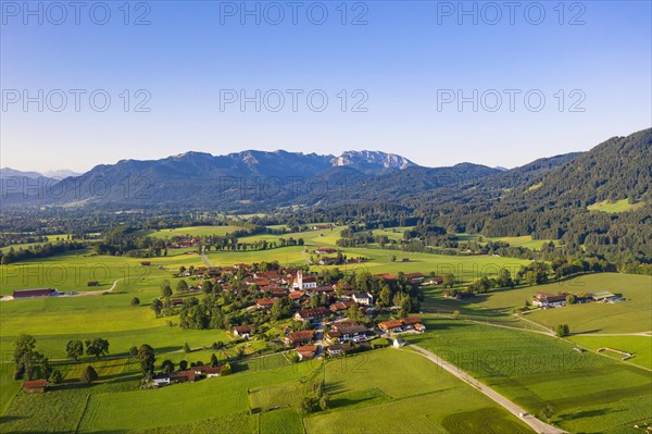 Wackersberg in front of Brauneck and Benediktenwand