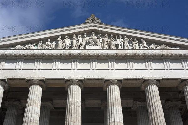 Gable with sculptures