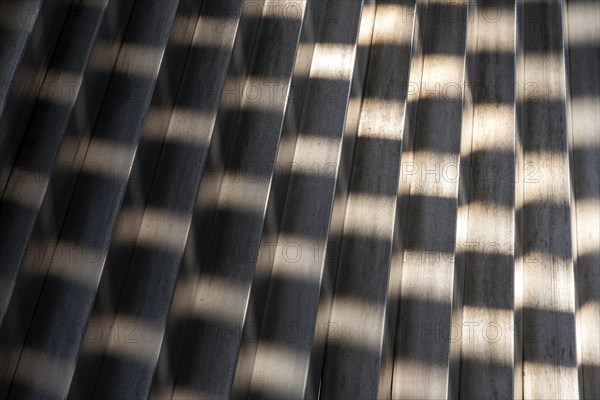 Structures in a metal element