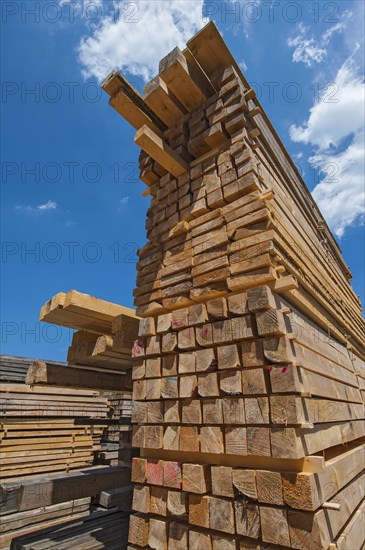 Planks- and slats in a sawmill