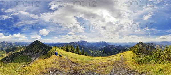 360 panorama of the Blaubergkamm ridge with Guffert massif and Halserspitze peak