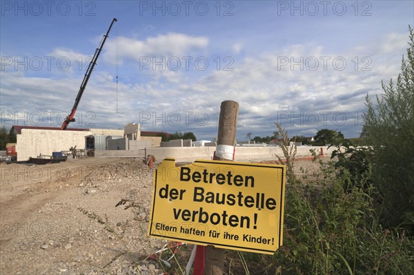Prohibition sign 'keep off construction site'