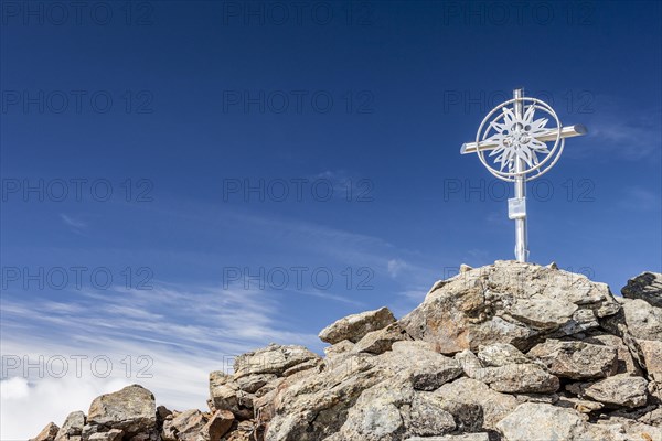 Summit cross on the Schneespitz in Pflerscher Valley