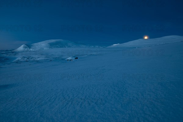 Moonset in the wintry Fjell