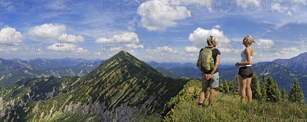 Hikers on the Blaubergkamm ridge overlooking the Halserspitze peak