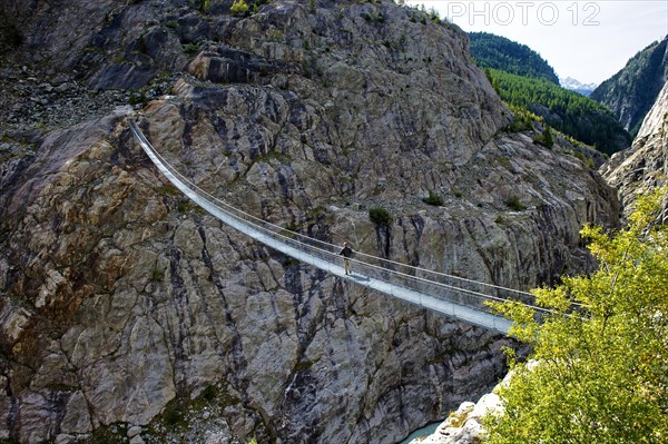 Stressed-ribbon bridge across Massa Gorge