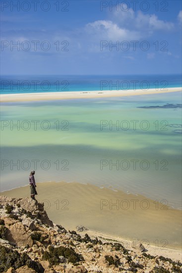 Yemenite man overlooking the Detwah lagoon