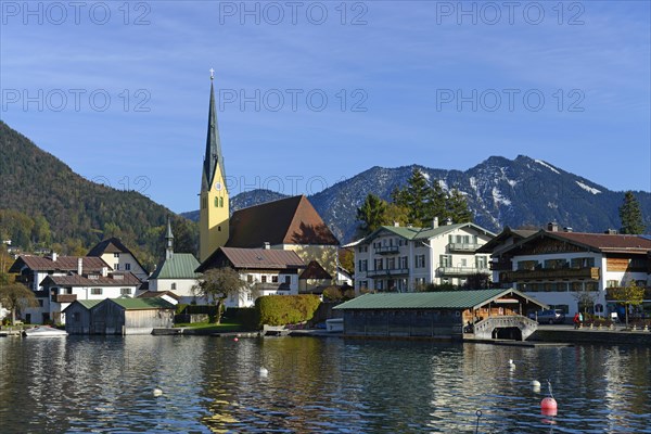 Parish Church of St. Lawrence in front of Bodenschneid und Stumpfling mountains