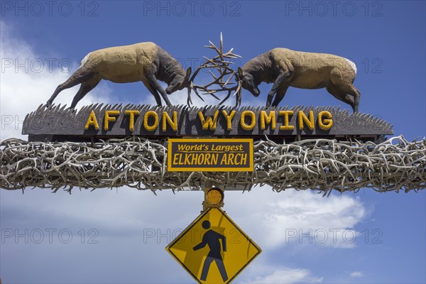 The world's largest arch made of wapiti antlers