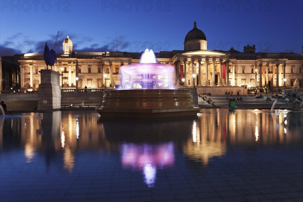 Fountain and equestrian statue of George IV in front of the National Gallery