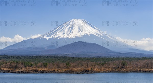 View over a lake to the volcano Mt Fuji