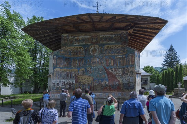 Tourists in front of wall frescoes