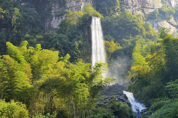 Large waterfall on Baofeng Lake