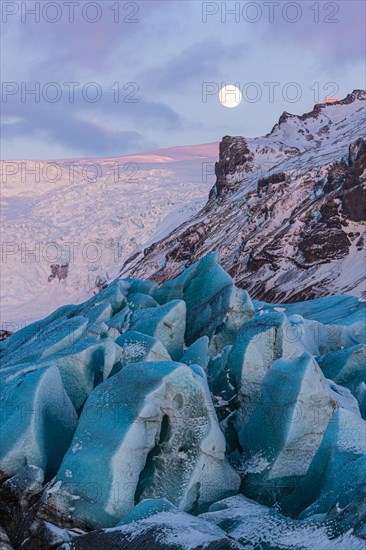 Full moon over Svinafellsjokull