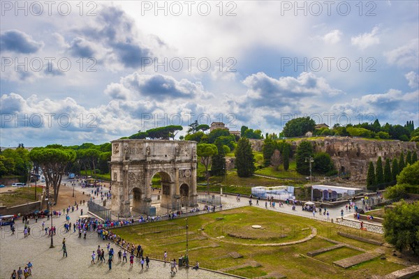 Tourists in front of the Arch of Constantine
