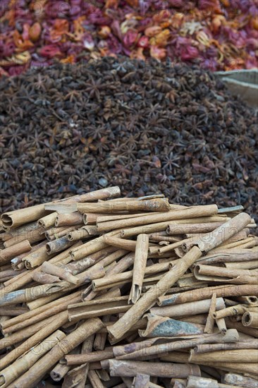 Cinnamon sticks and cloves