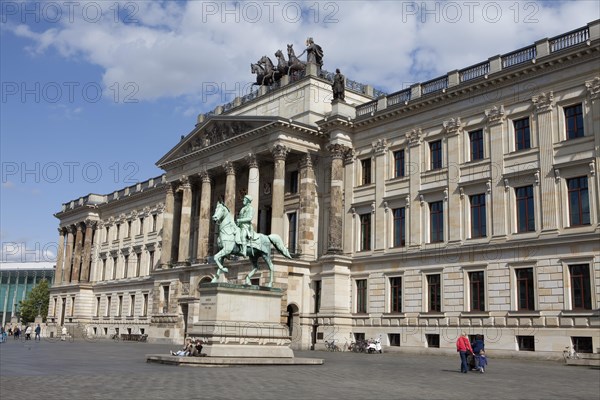 Equestrian statue of Duke Carl Wilhelm Ferdinand in front of the reconstruction of Brunswick Palace