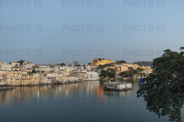 Historic centre and the city palace on Lake Pichola