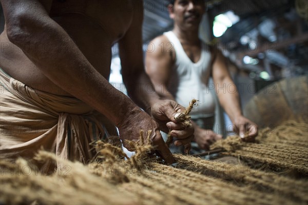 Manufacture of mats from coconut fibres or coir