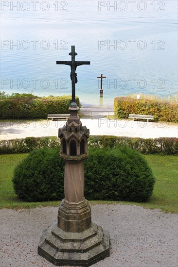 Memorial cross for King Ludwig II in Lake Starnberg