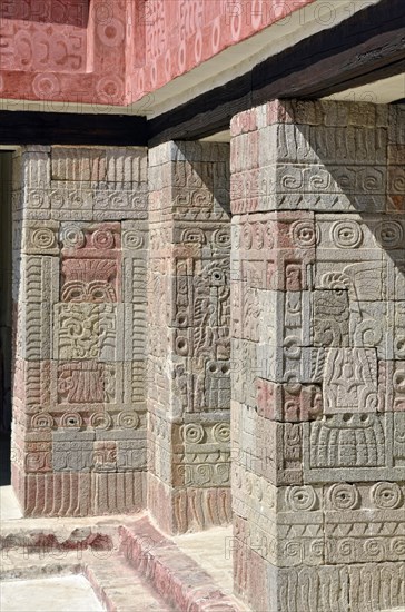 Courtyard with square relief columns in the Palacio de Quetzalpapalotl