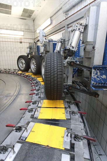 Turntable road marking test system