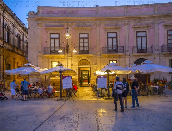 Cafes on Piazza Duomo