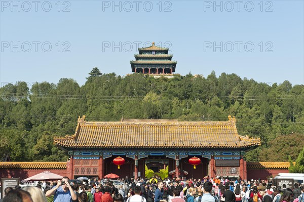 Many people in Jingshan Park