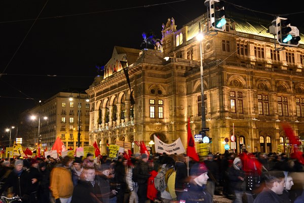 Demonstration against PEGIDA at the Opernring