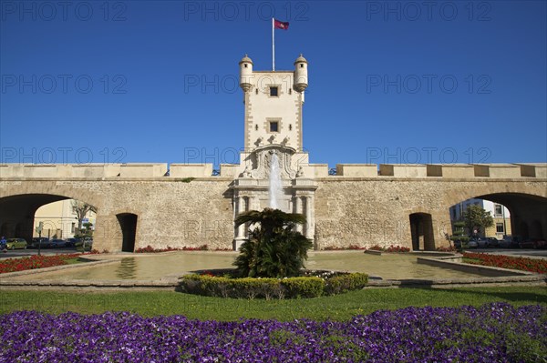 Puerta de Tierra gate at Plaza de la Constitucion