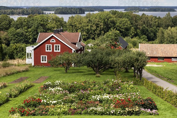 Orchard and flower gardens of Kurrebo