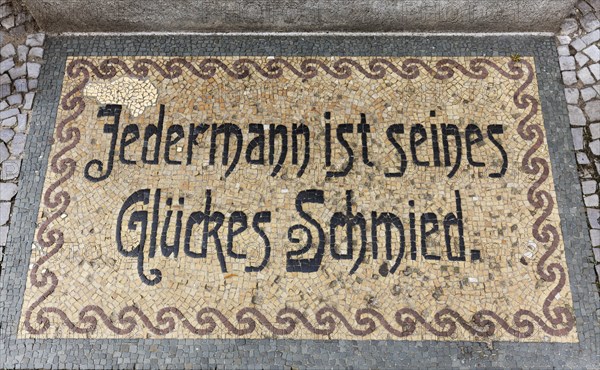 Jeder ist seines Gluckes Schmied""