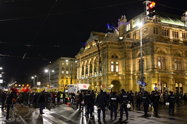 Demonstration against PEGIDA at the Opernring