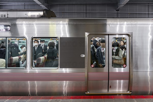 Many people crowded into a full subway