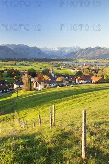 View from the Aidlinger Hohe over lake Riegsee towards the Wetterstein range