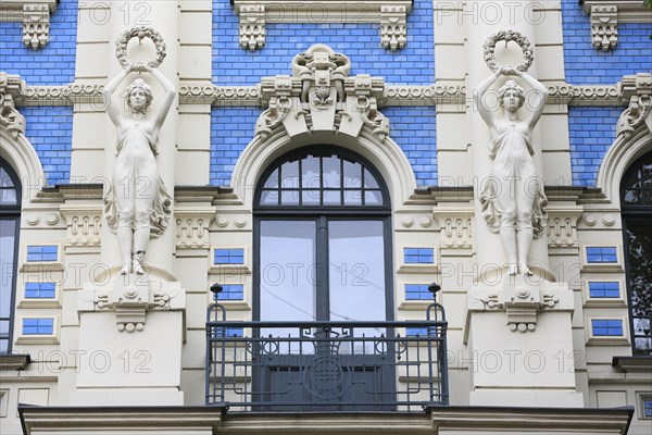 Woman statues holding wreaths