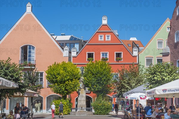 Colourful facades and war memorials