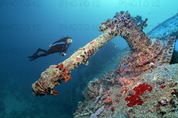 Diver looking at a heavy machine gun