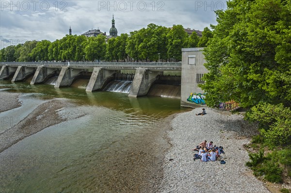 Wehrsteg footbridge and Isar beach