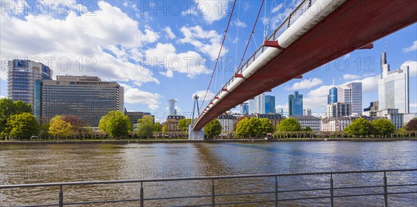 Holbeinsteg pedestrian bridge over the Main