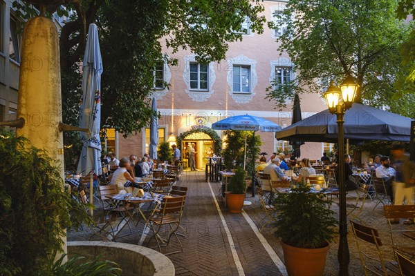 Hacker-Pschorr beer garden in the old Augustinian monastery