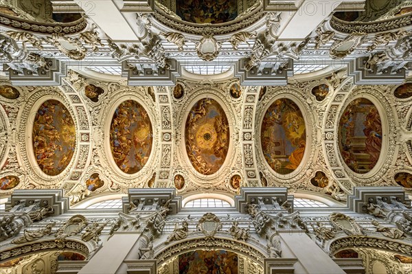 Stucco and frescoes in the nave