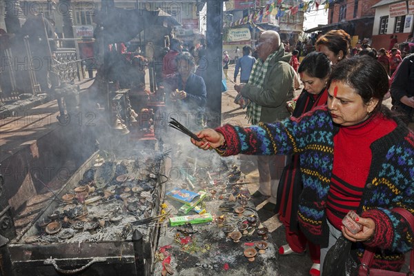 People making offerings at Manakamana Temple