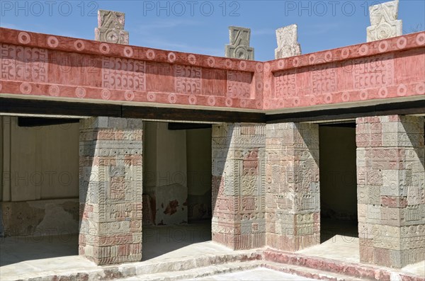 Courtyard with square relief columns in the Palacio de Quetzalpapalotl