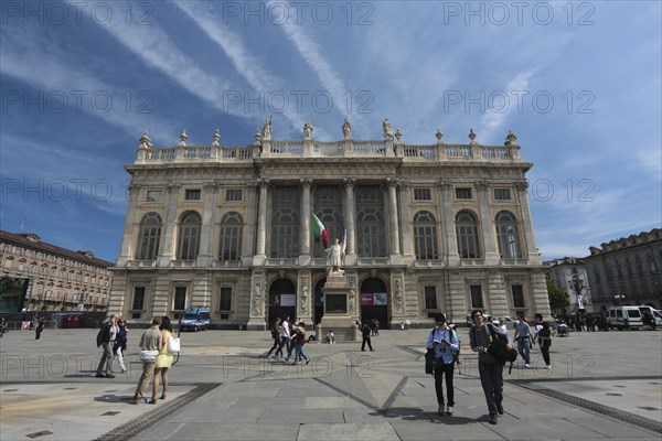 The Palazzo Madama with the monument to the Sardinian troops