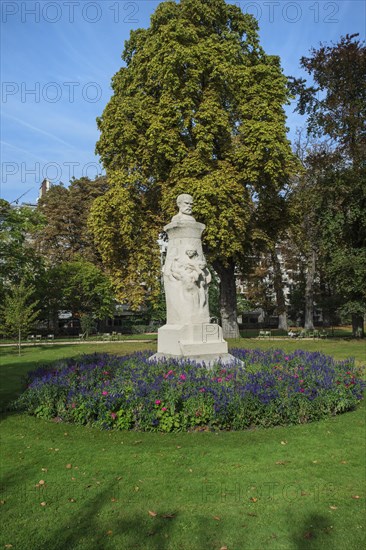 Paul Verlaine statue