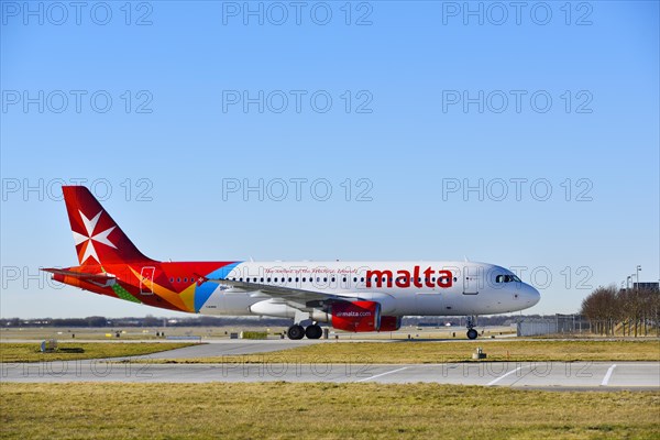 Air Malta Airbus A 320 roll in