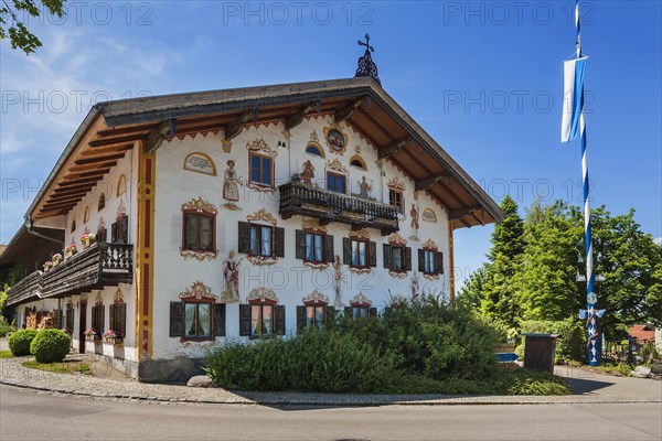 Farm with Luftlmalerei murals and maypole in Endlhausen