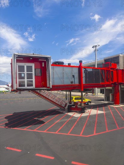 Passenger boarding bridge