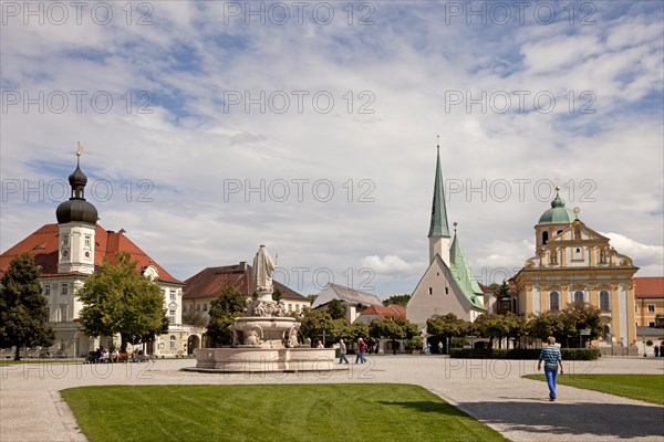 Kapellplatz square with Marienbrunnen
